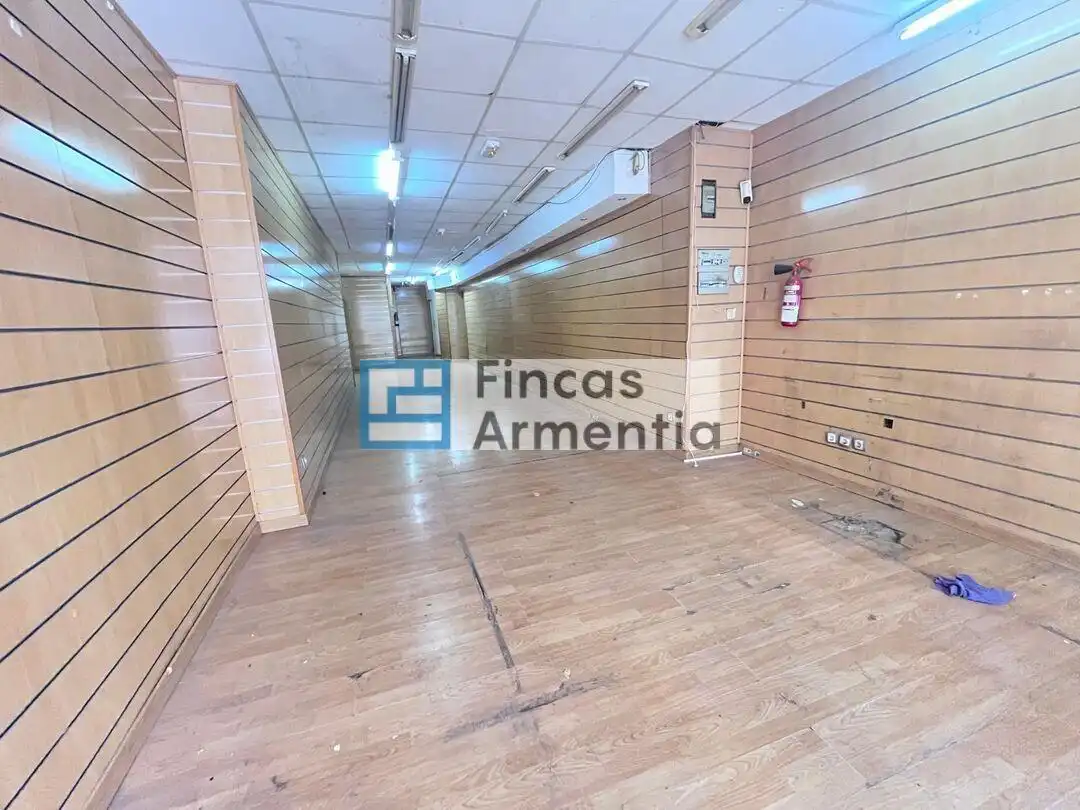 Local comercial de lloguer a Diputacion, imagen 3