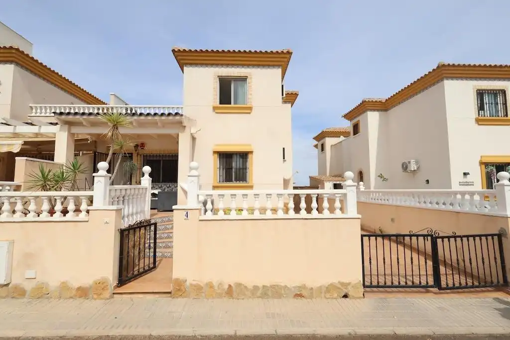 Maison mitoyenne avec piscine à louer à Calle ESTRAGON