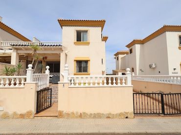 Casa a schiera con piscina in affitto a Calle ESTRAGON