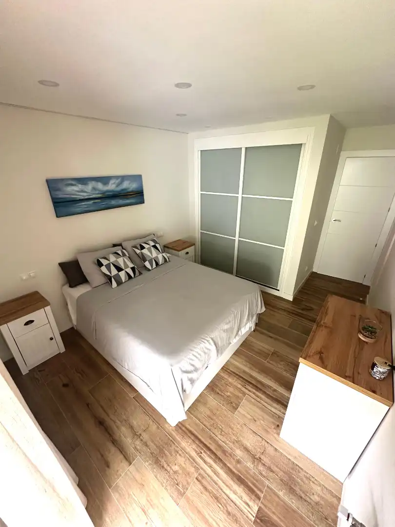 Dormitori de Apartament de lloguer en Laredo amb Calefacció, Jardí privat i Terrassa