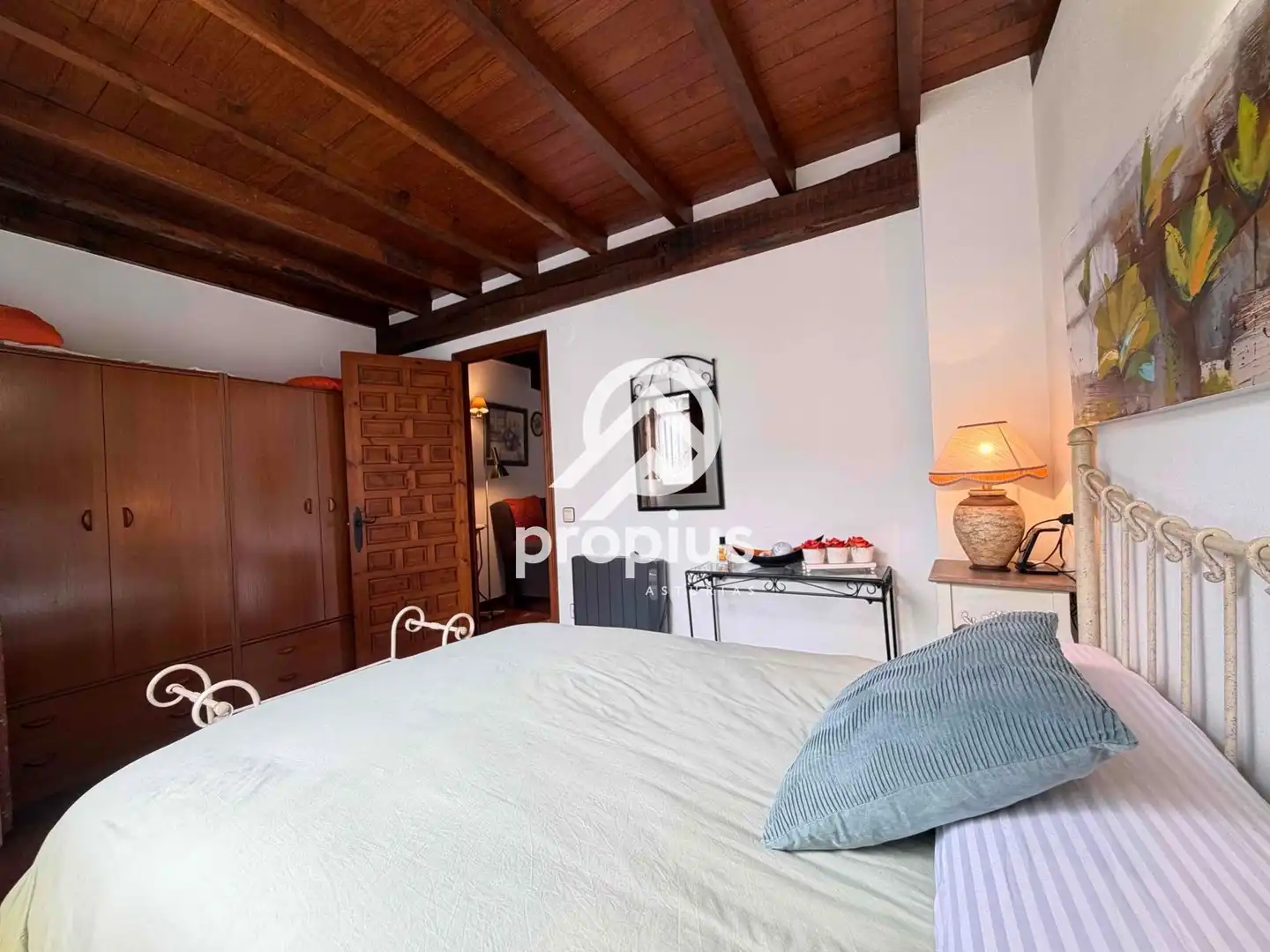 Habitación de Casa adosada en venta en Llanes con Calefacción, Trastero y Amueblado
