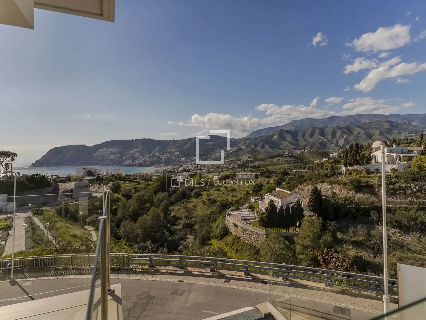 Vista exterior de Casa o xalet en venda en Almuñécar amb Aire condicionat, Terrassa i Piscina