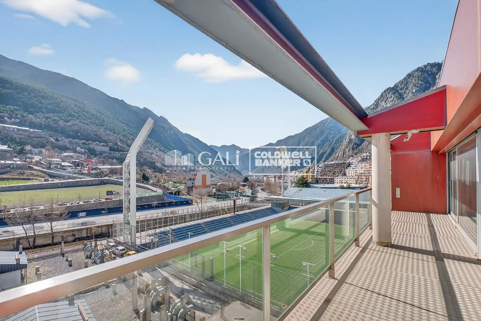 Vista exterior de Àtic en venda en Andorra la Vella amb Calefacció, Balcó i Piscina comunitària