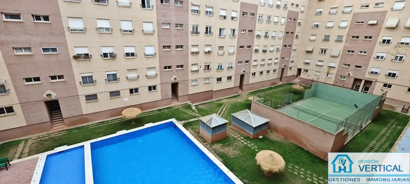 Piscina de Pis de lloguer en Valencia amb Aire condicionat, Calefacció i Moblat