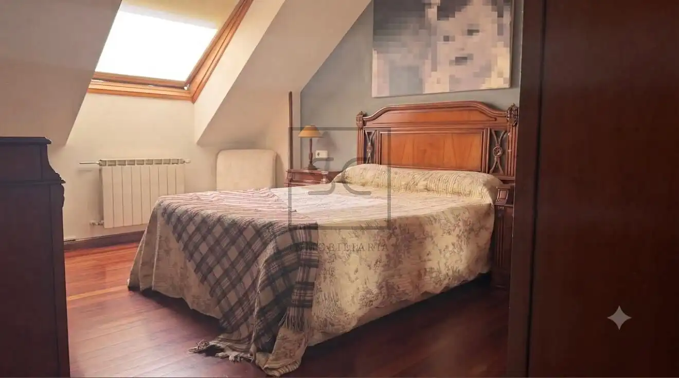 Schlafzimmer von Dachboden zum Verkauf in Narón mit Heizung, Parkett und Abstellraum