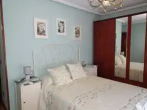 Schlafzimmer von Wohnung zur Miete in Gijón  mit Heizung, Parkett und Möbliert