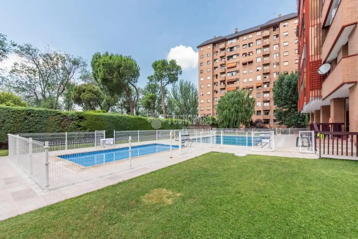 Piscina de Pis de lloguer en Madrid amb Aire condicionat, Calefacció i Terrassa