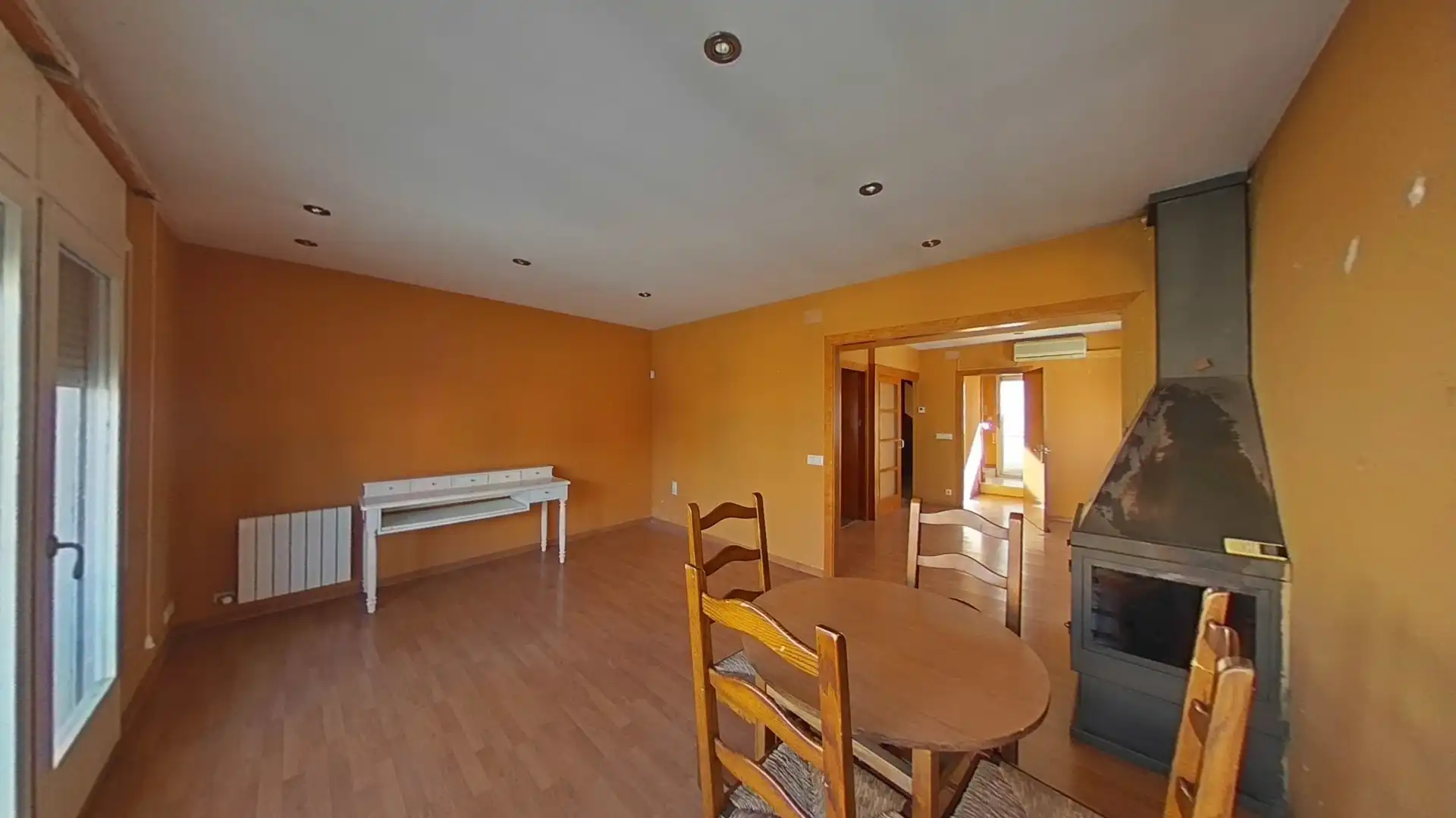 Sala de estar de Casa adosada en venta en Olot con Balcón