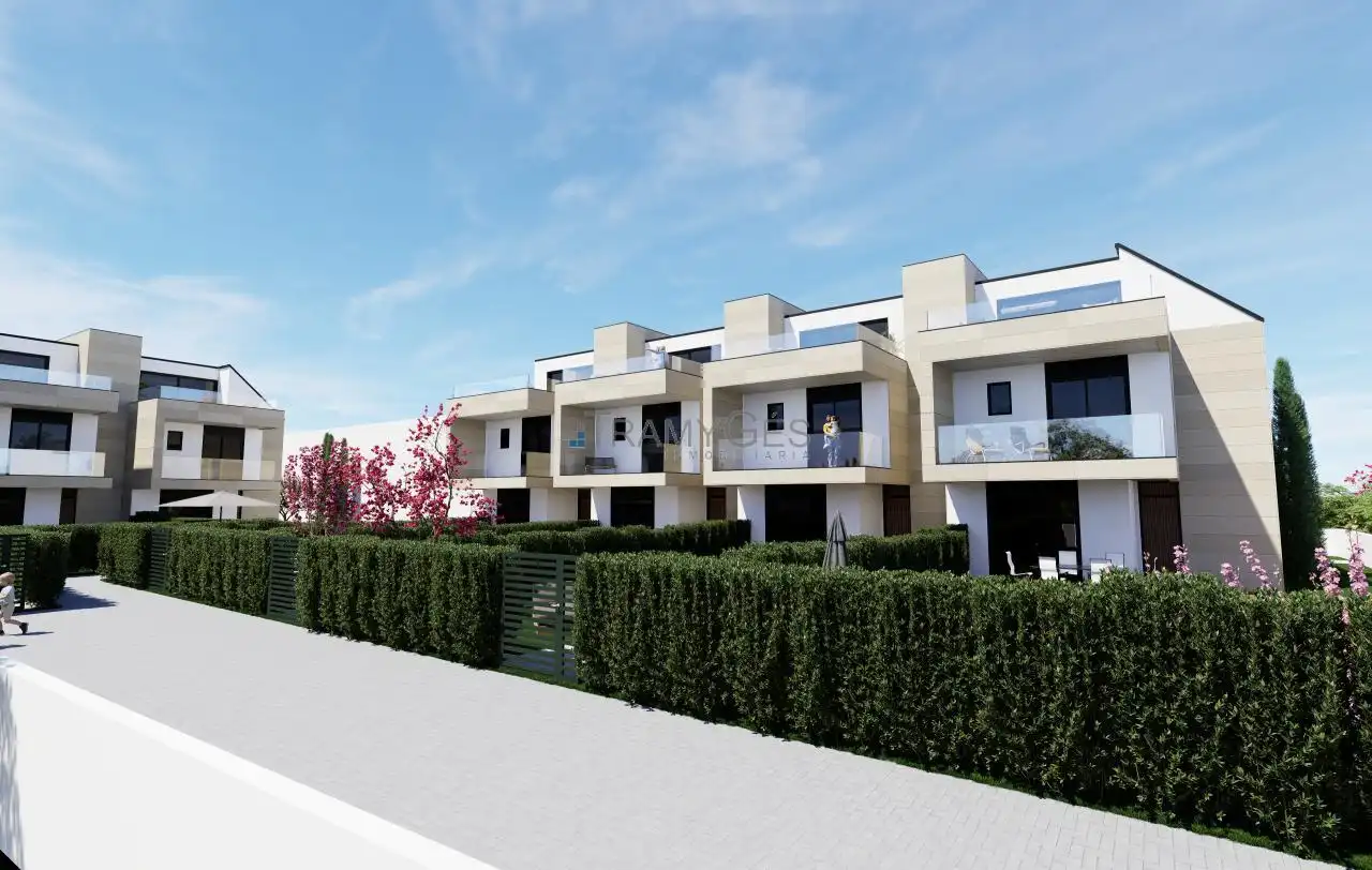 Vista exterior de Casa adosada en venda en Gondomar amb Calefacció, Jardí privat i Terrassa