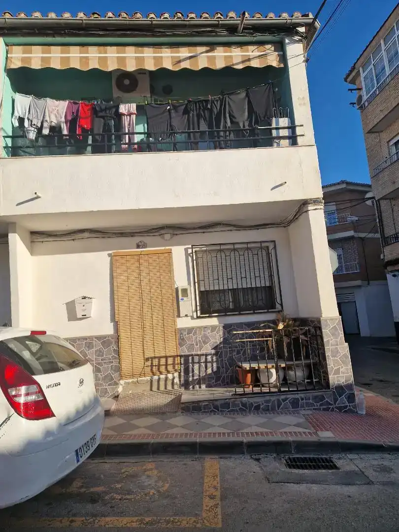 Vista exterior de Casa adosada en venda en Atarfe amb Balcó