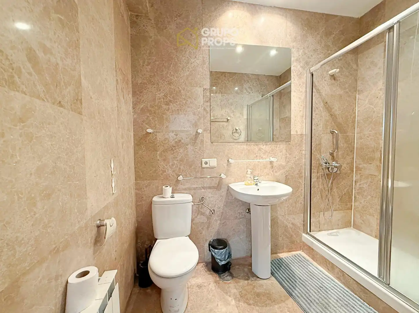 Bathroom of Flat for rent in Madrid  with Heating, Parquet flooring and Furnished