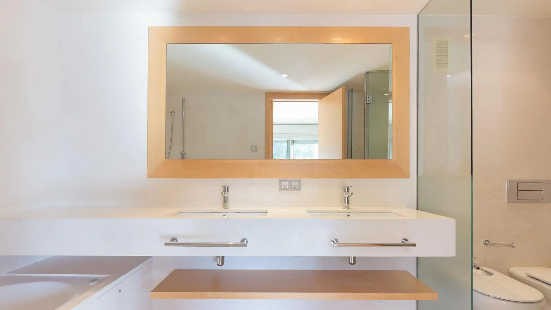 Bathroom of Flat for rent in Barcelona  with Private garden, Parquet flooring and Terrace