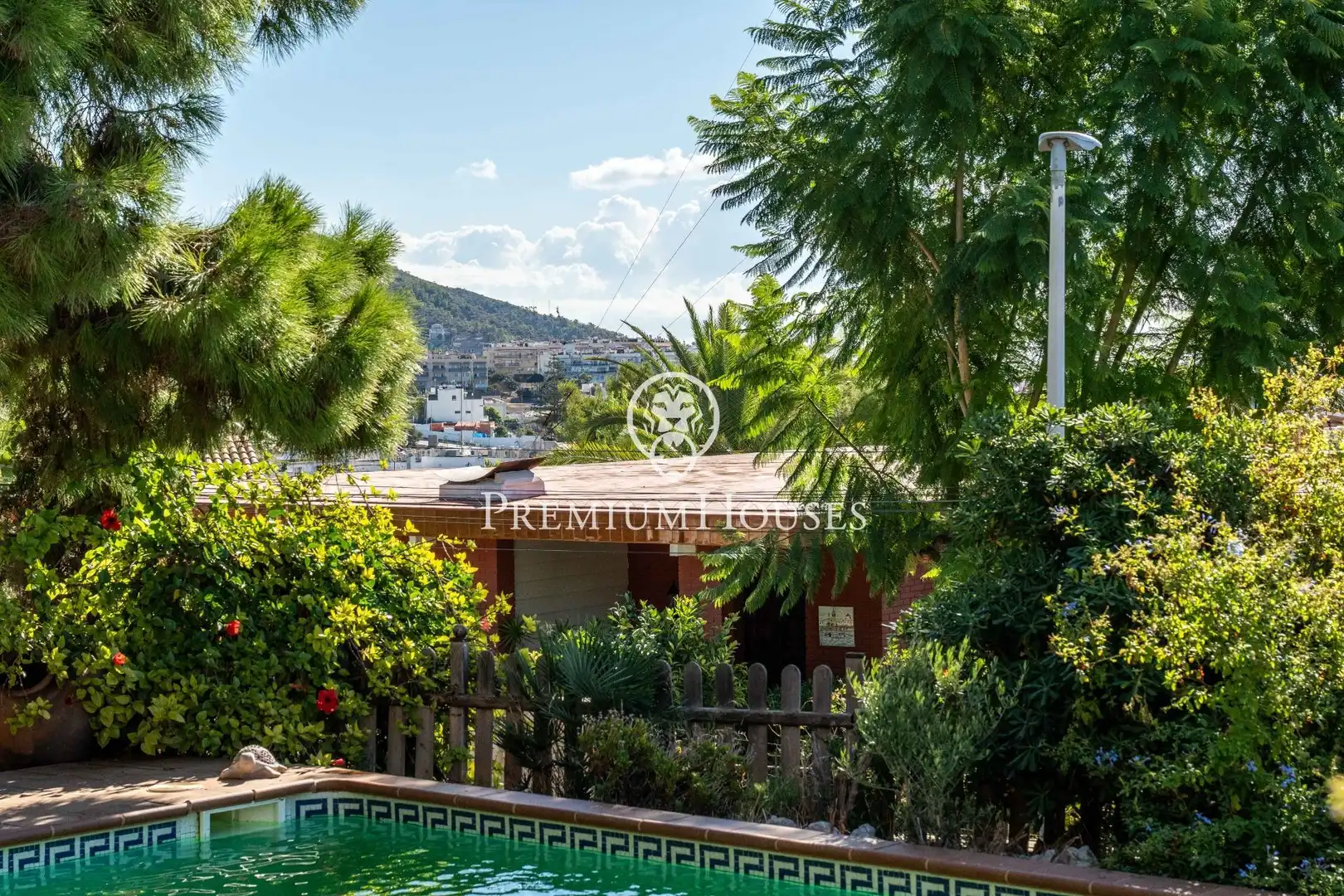Vista exterior de Casa o xalet en venda en Sitges amb Aire condicionat, Calefacció i Jardí privat