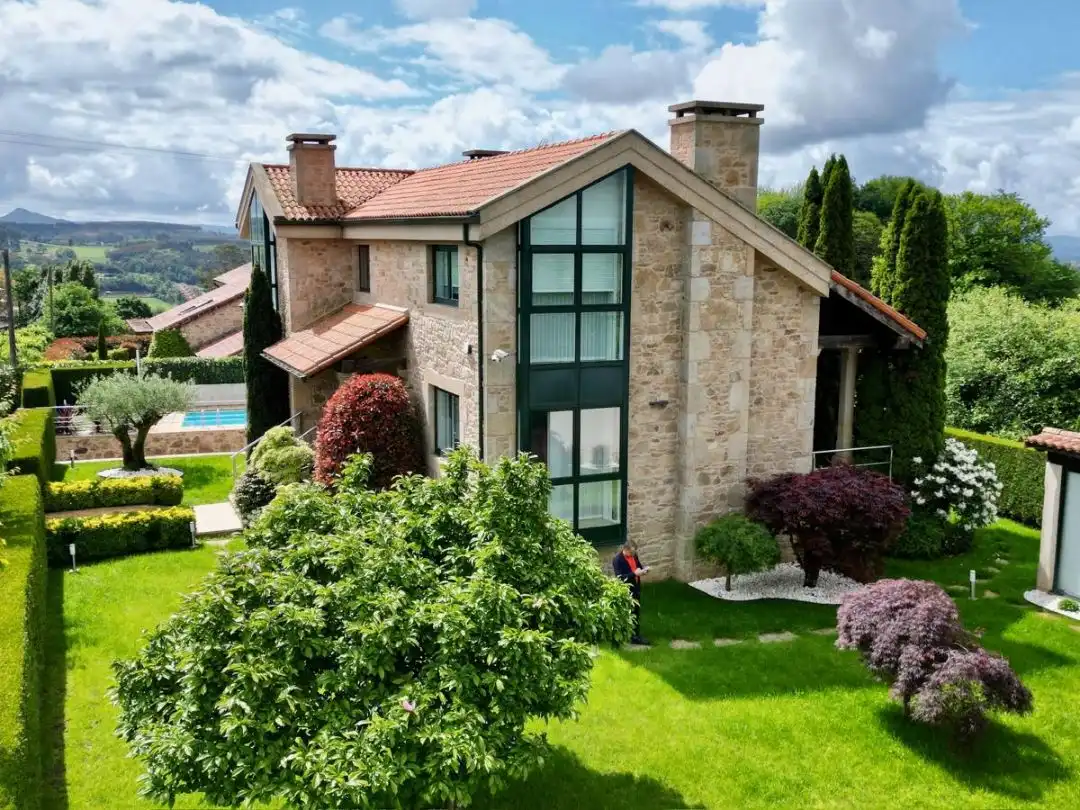Vista exterior de Casa o xalet en venda en Santiago de Compostela  amb Terrassa, Piscina i Balcó