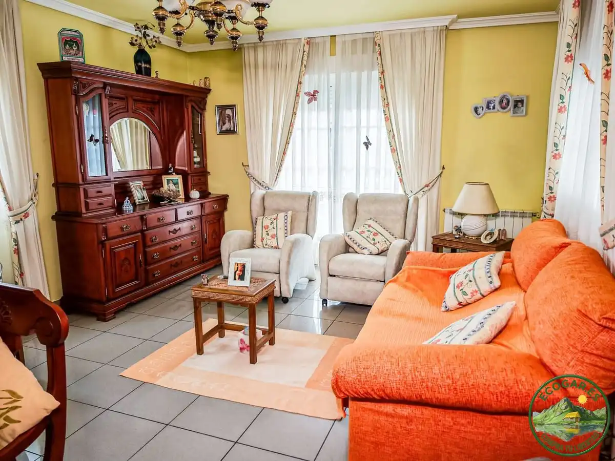 Sala d'estar de Casa o xalet en venda en Cacabelos amb Calefacció, Jardí privat i Terrassa