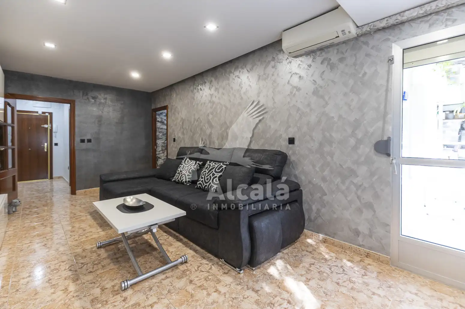 Sala d'estar de Pis en venda en Reyes Católicos