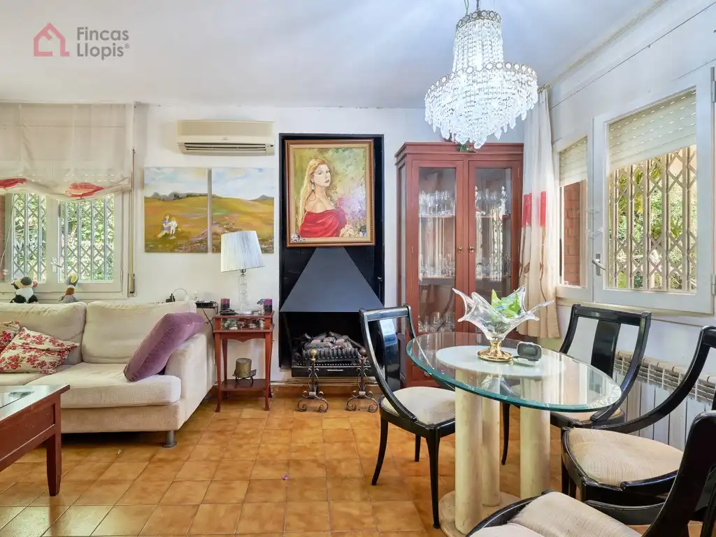 Sala d'estar de Casa o xalet en venda en Corbera de Llobregat amb Aire condicionat, Calefacció i Jardí privat