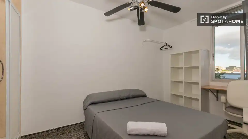 Habitación de Piso de alquiler en Valencia con Aire acondicionado, Calefacción y Amueblado