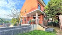 Vista exterior de Casa adosada en venda en Castro-Urdiales amb Calefacció, Jardí privat i Parquet