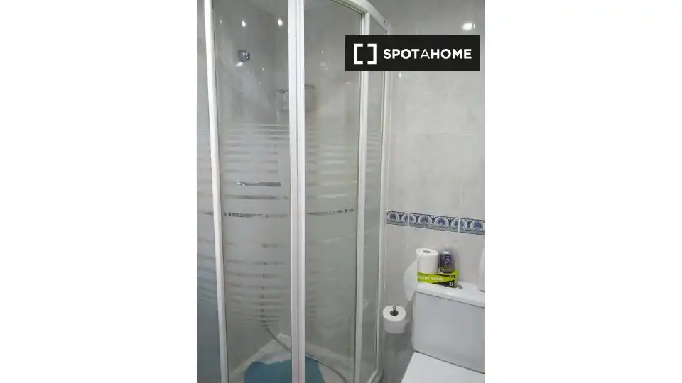 Bathroom of Flat for rent in Madrid  with Air Conditioner, Heating and Furnished