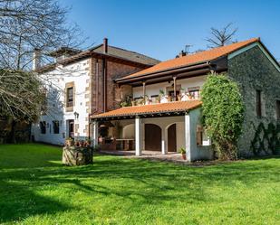 Vista exterior de Casa o xalet en venda en Santiurde de Toranzo amb Calefacció, Jardí privat i Terrassa