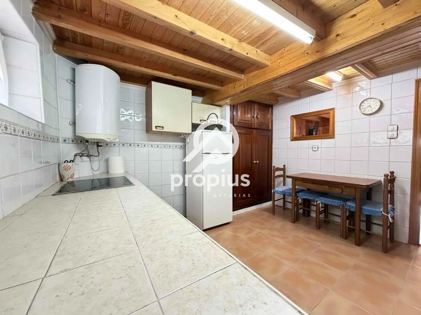 Cuina de Casa o xalet en venda en Llanes amb Calefacció, Terrassa i Traster