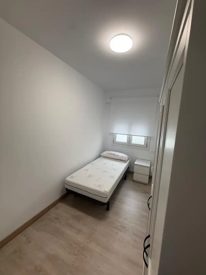 Dormitori de Pis de lloguer en Granada amb Calefacció, Terrassa i Moblat