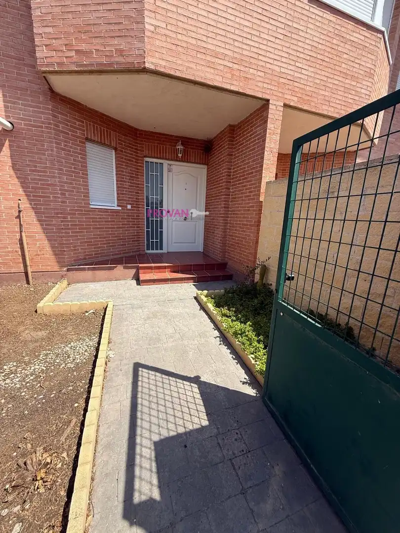 Vista exterior de Casa adosada en venta en Galápagos con Calefacción y Jardín privado