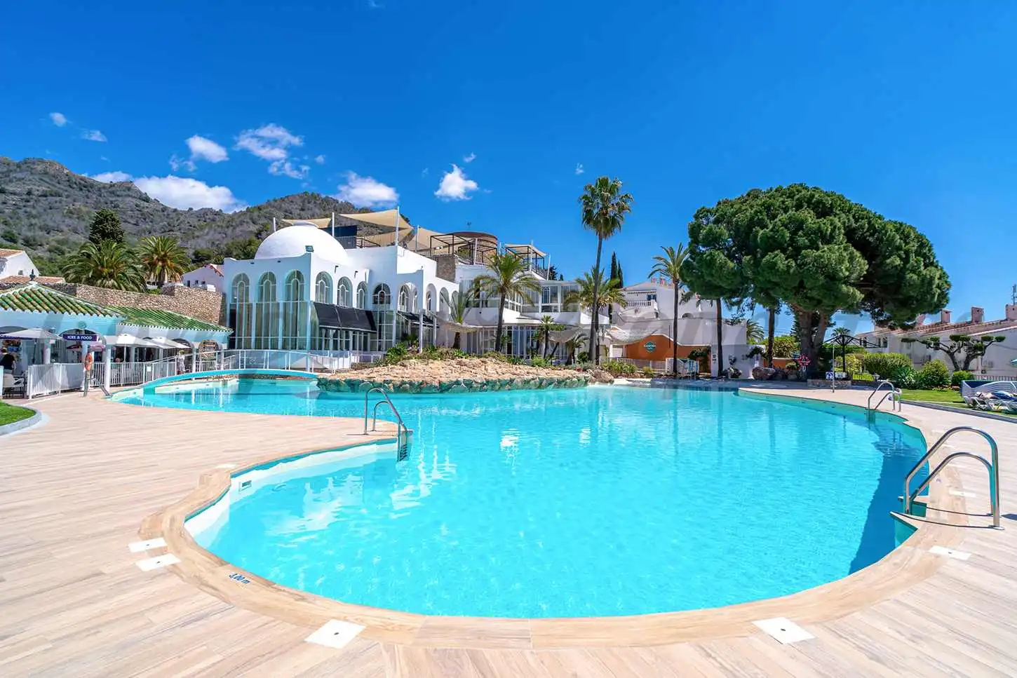 Schwimmbecken von Wohnungen zum Verkauf in Nerja mit Klimaanlage, Möbliert und Balkon