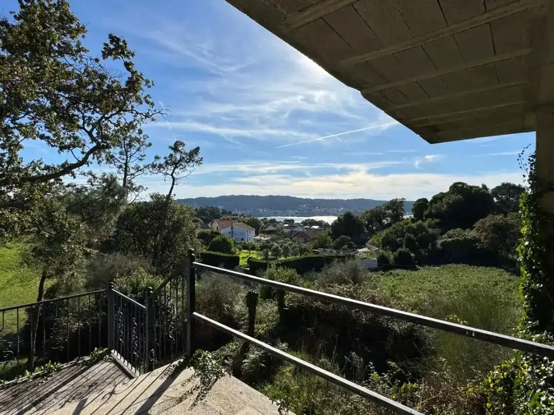Vista exterior de Casa o xalet en venda en Cangas  amb Aire condicionat i Balcó