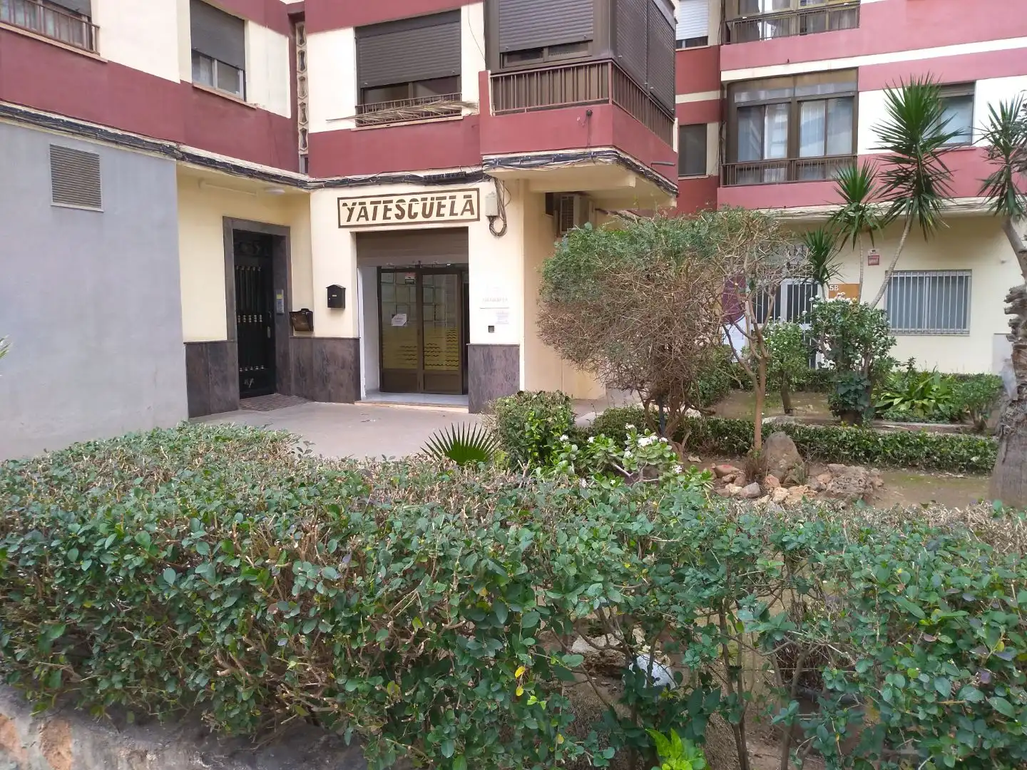 Vista exterior de Local en venda en Castellón de la Plana / Castelló de la Plana amb Aire condicionat, Terrassa i Moblat