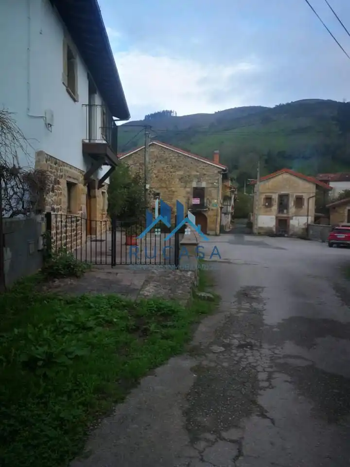 Casa adosada en venta en Barrio Villasuso, Cieza (Cantabria)