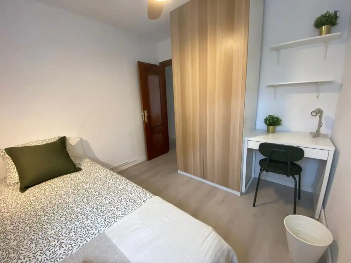 Dormitori de Apartament per a compartir en Madrid amb Calefacció, Moblat i Microones