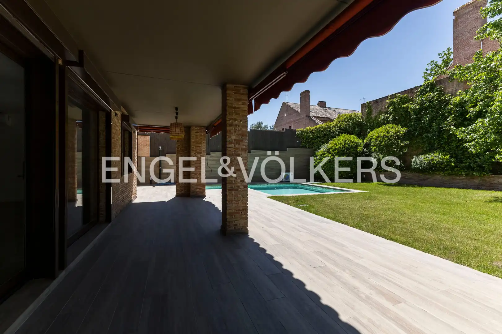 Terrasse von Einfamilien-Reihenhaus zum Verkauf in Villanueva del Pardillo mit Klimaanlage, Heizung und Privatgarten