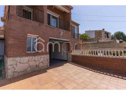 Exterior view of Single-family semi-detached for sale in La Pobla de Montornès    with Air Conditioner and Terrace