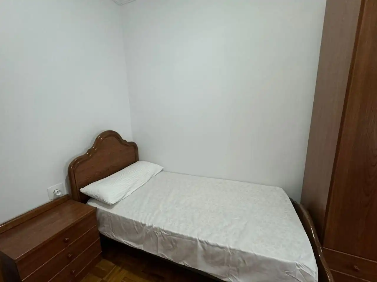 Bedroom of Flat for share in Ourense Capital   with Heating, Parquet flooring and Furnished