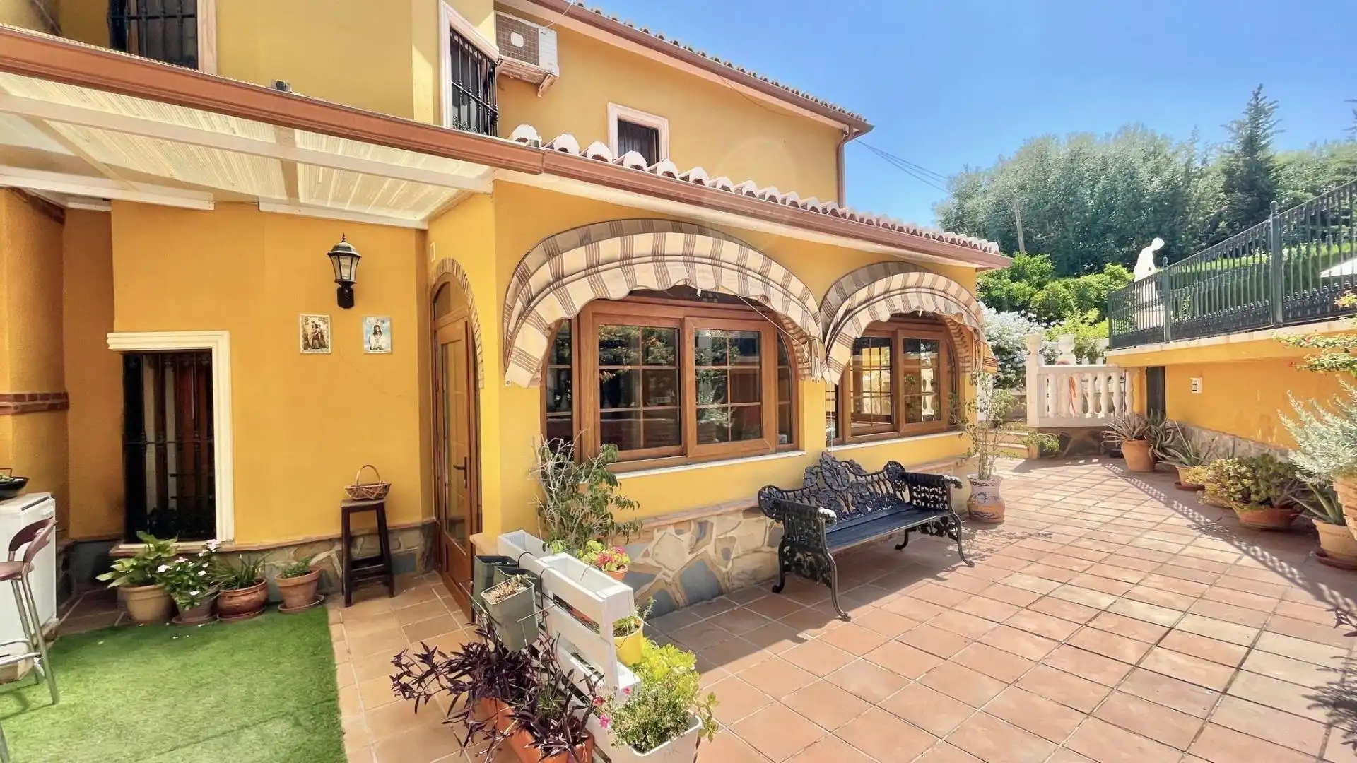 Vista exterior de Casa o xalet en venda en Alhaurín de la Torre amb Aire condicionat, Jardí privat i Terrassa