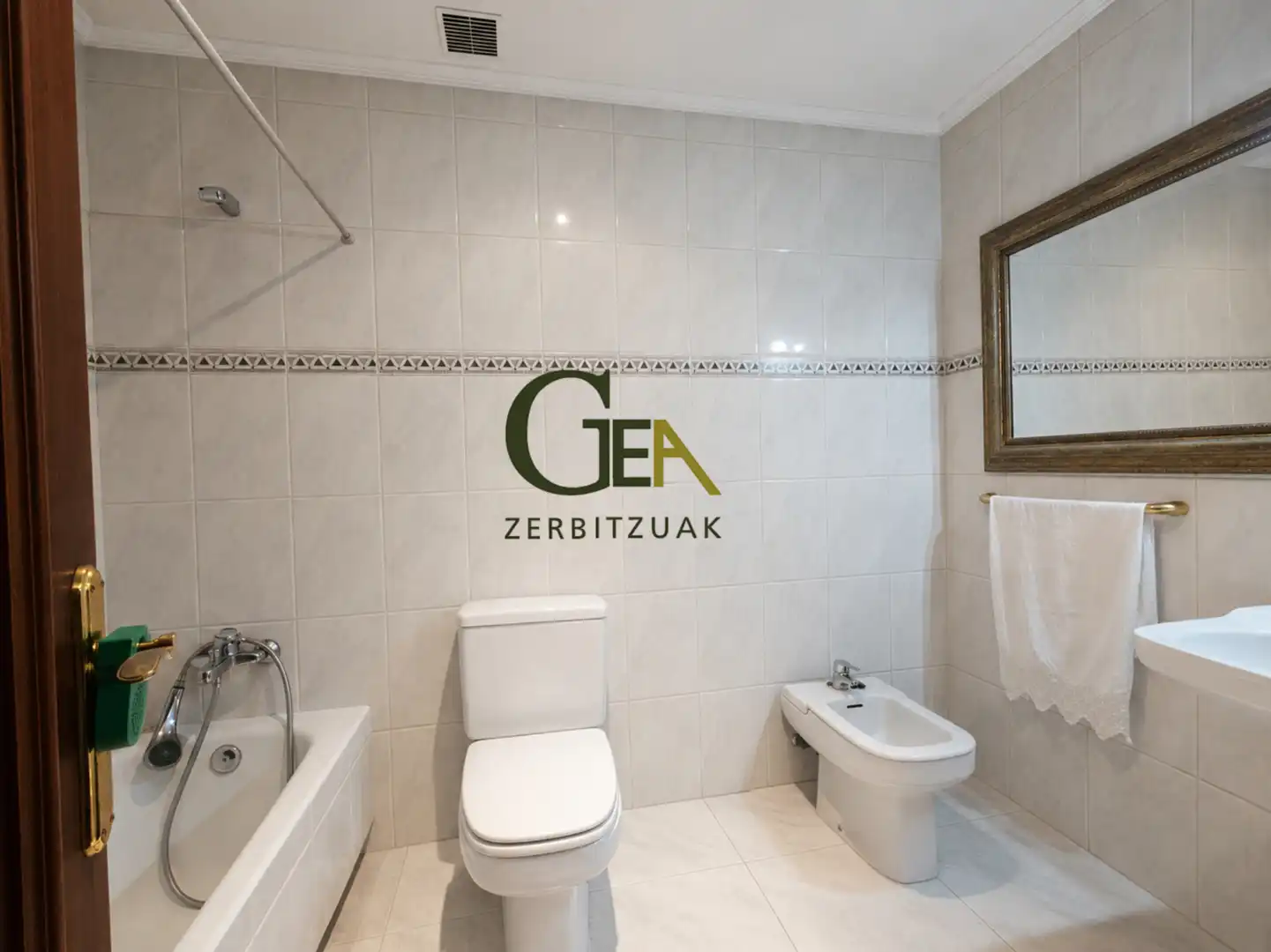 Badezimmer von Einfamilien-Reihenhaus zum Verkauf in Alkiza mit Heizung, Privatgarten und Terrasse