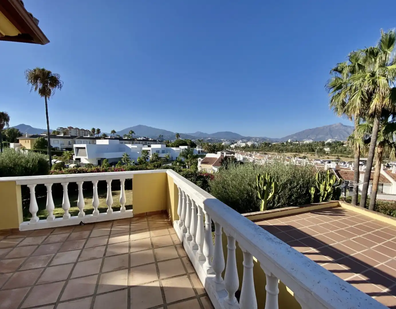 Vista exterior de Casa o xalet en venda en Estepona amb Aire condicionat, Calefacció i Jardí privat