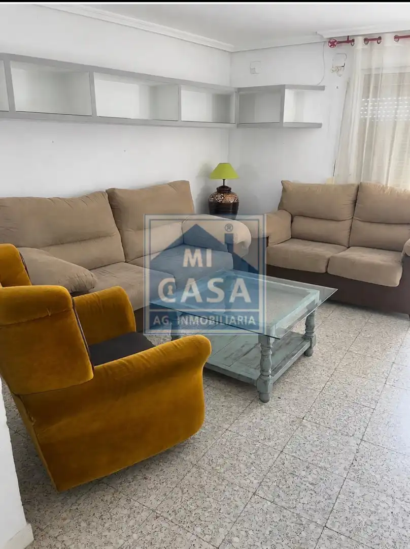 Sala d'estar de Pis de lloguer en Mérida amb Calefacció, Terrassa i Moblat