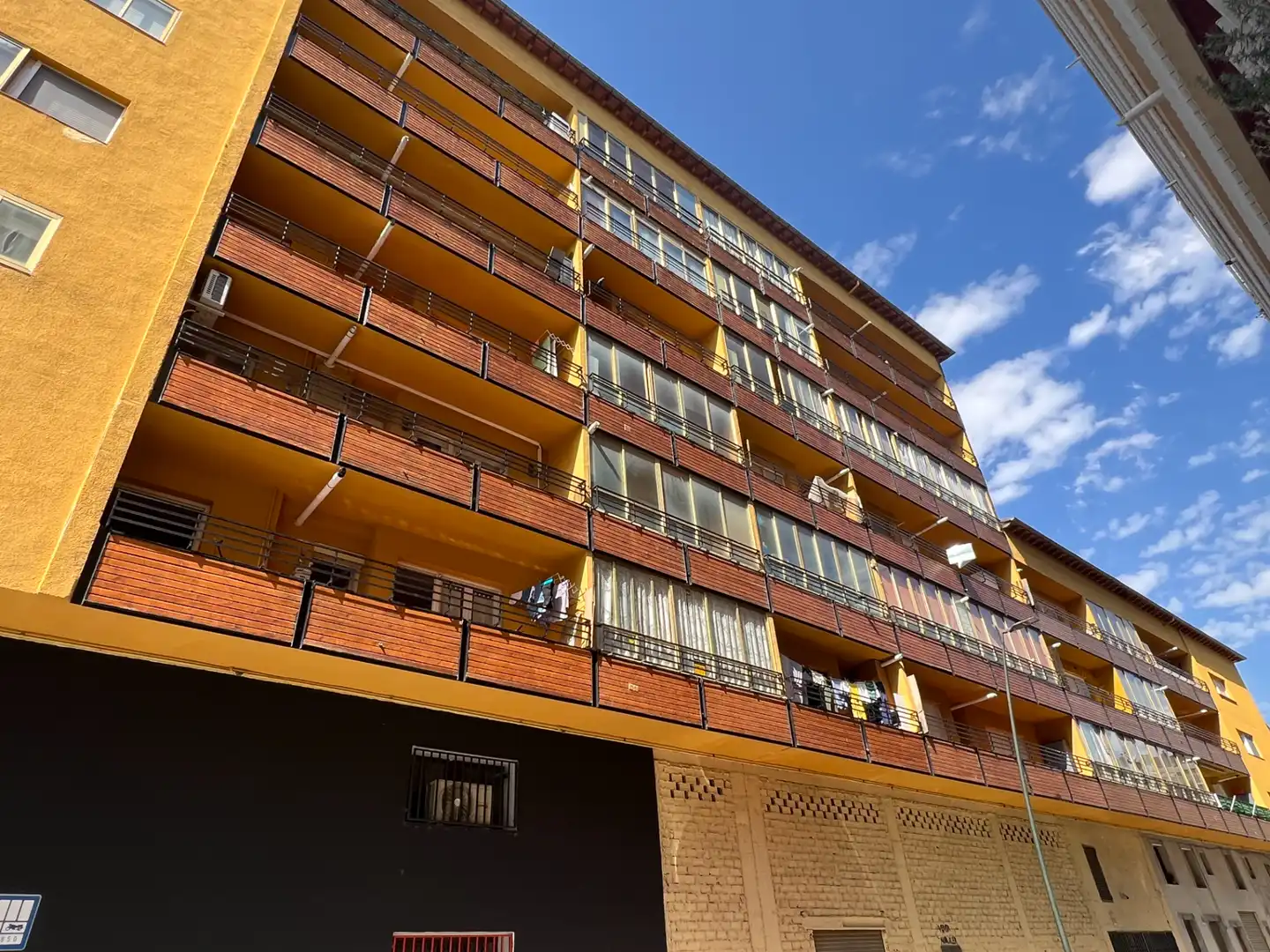 Vista exterior de Pis en venda en Jaca amb Calefacció, Terrassa i Moblat