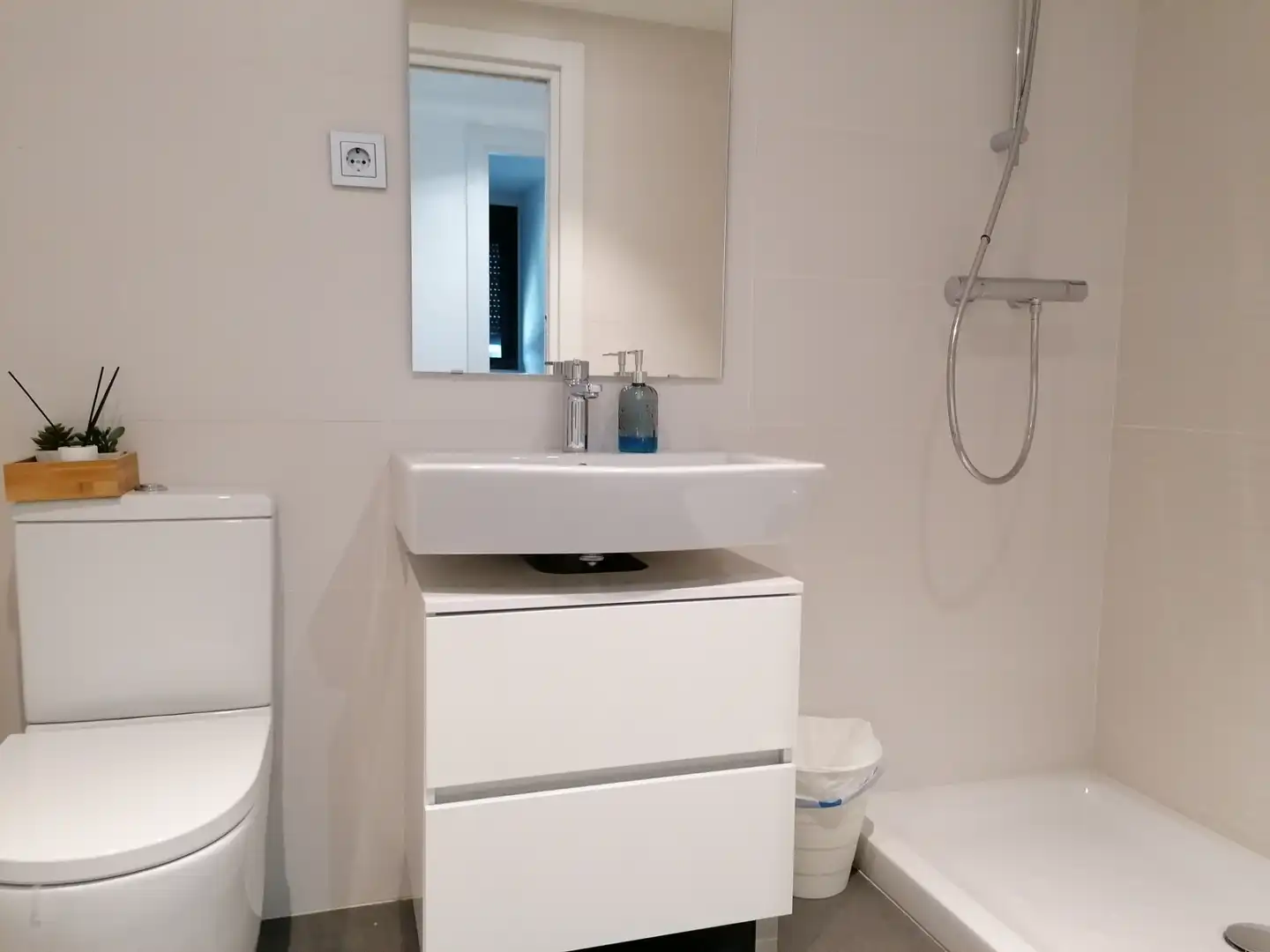Bathroom of Flat for rent in Girona  with Air Conditioner, Heating and Parquet flooring