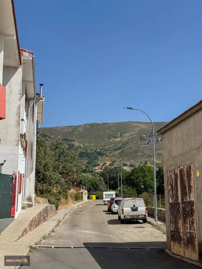 Vista exterior de Casa adosada en venda en Bustarviejo amb Calefacció, Terrassa i Balcó