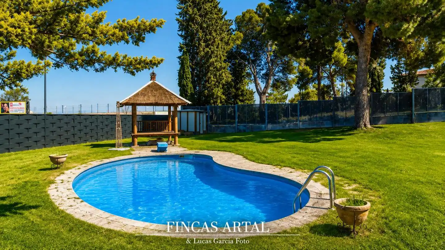 Swimming pool of Houses for sale in Zaragoza  with Air Conditioner, Heating and Private garden