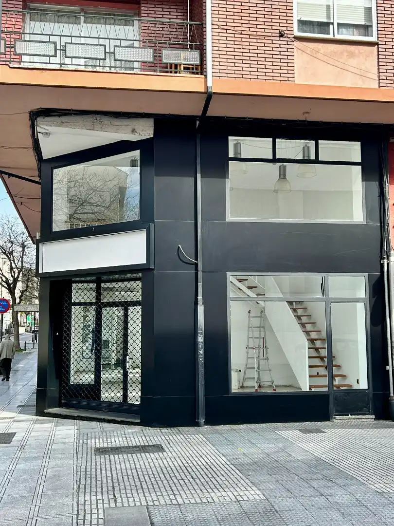 Vista exterior de Local en venda en Ponferrada amb Aire condicionat