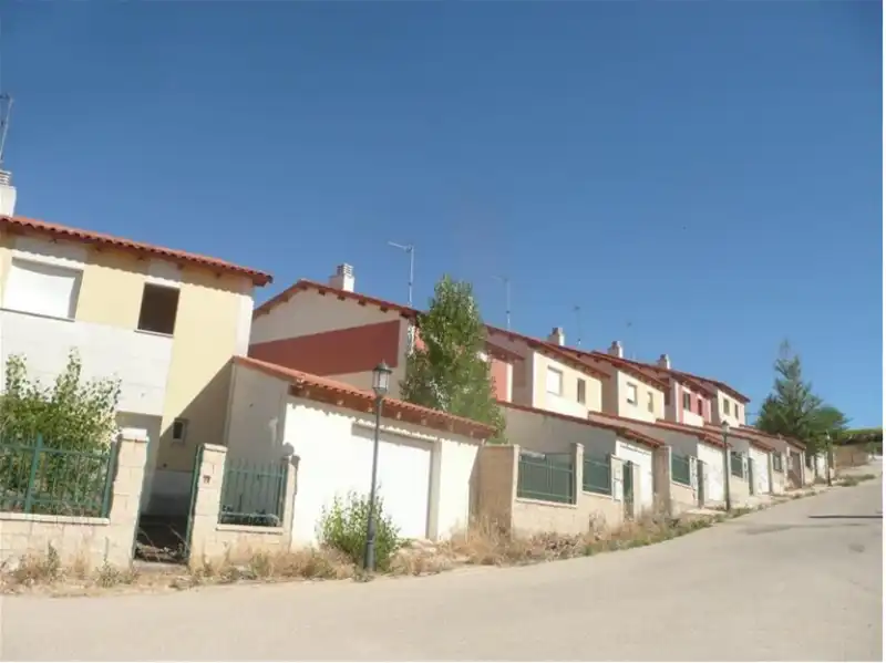 Vista exterior de Casa adosada en venda en Cardeñadijo amb Jardí privat