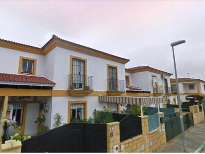 Vista exterior de Casa adosada en venda en San Juan del Puerto amb Aire condicionat, Calefacció i Terrassa