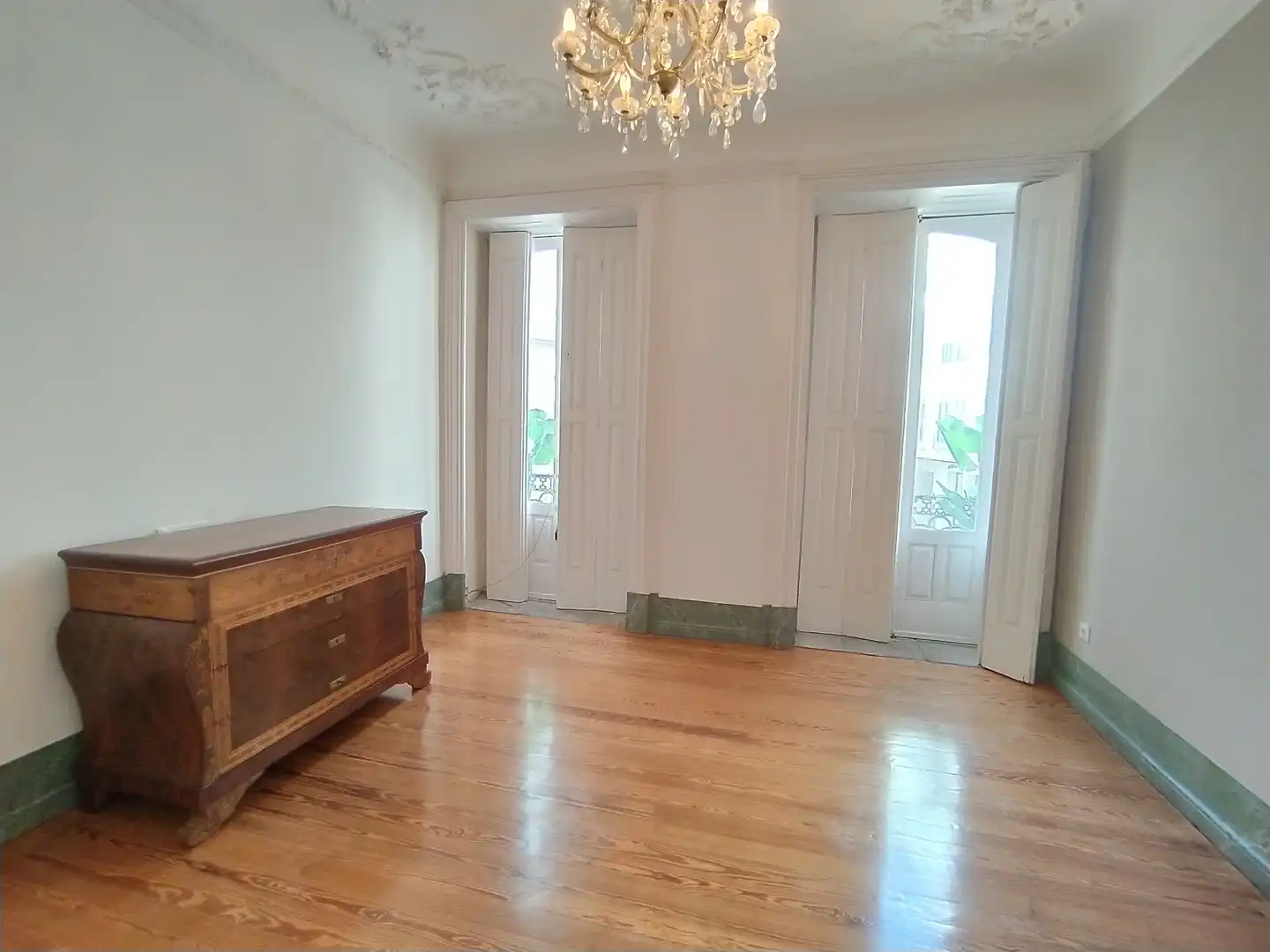 Sala d'estar de Pis de lloguer en Vigo  amb Calefacció, Parquet i Forn