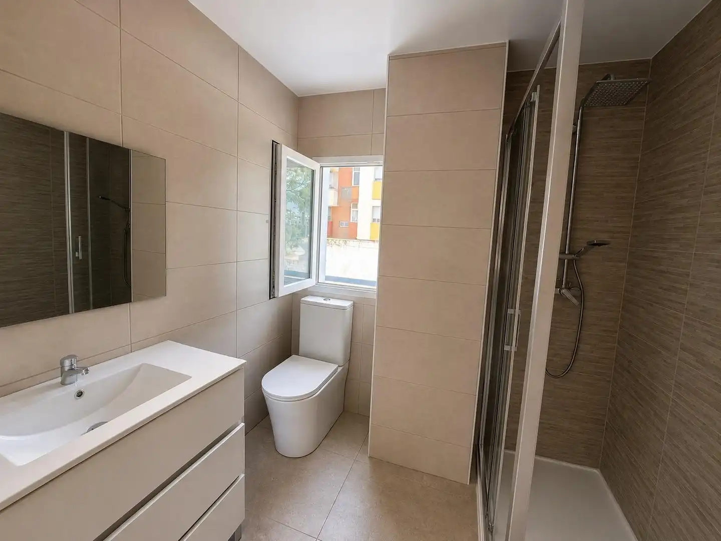 Baño de Piso en venta en La Línea de la Concepción con Trastero
