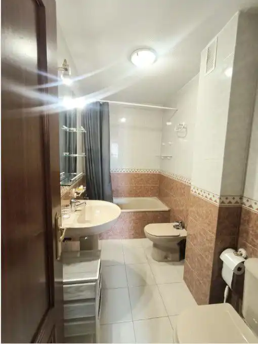 Bathroom of Flat for rent in Salamanca  with Heating, Parquet flooring and Terrace